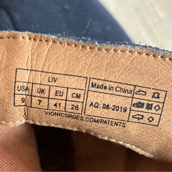 VIONIC Sz 9 Felicity Suede Zipper Closure Almond Toe Stacked Heel Ankle Booties - Picture 10 of 10